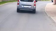 Snímek z palubní kamery ukazuje Citroën Berlingo ujíždějící od nehody. Ne vždy je však záznam policii užitečný – v tomto případě měl vůz odcizenou registrační značku.