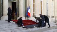 Tyto snímky pořídil fotograf agentury Reuters před osmou ranní. Slavnost začala v deset.