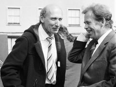 Hudební kritik Jiří Černý a prezident Václav Havel v květnu 1990.