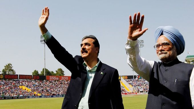 Premiéři Singh (vpravo) a Gilání zdraví fanoušky na kriketovém stadionu v Mohali