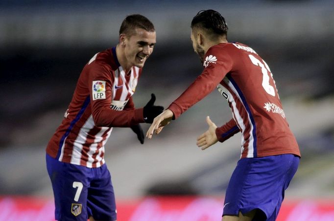 Griezmann a Carrasco slaví branku Atlética Madrid