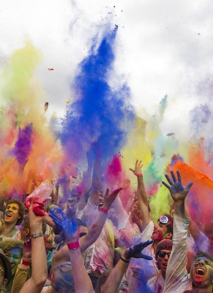 People throw coloured powder in the air during Holi festival celebrations in Berlin, July 29, 2012. Holi, also known as the festival of colours, is a festival celebrated in India and other Hindu countries that in its original form heralds the beginning of spring. The Berlin event brought Indian Djs, acrobatics and dance to the German capital. REUTERS/Thomas Peter (GERMANY - Tags: SOCIETY) Published: Čec. 29, 2012, 3:23 odp.