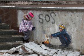 Obrazem: Umělec kráčí ve stopách Banksyho. Pomaloval tanky i zničené ukrajinské domy