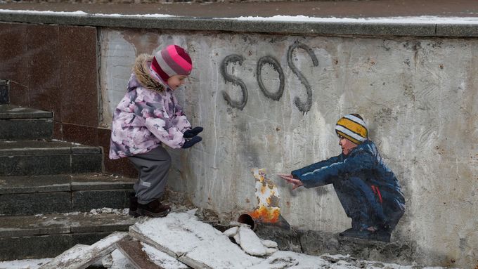 Obrazem: Umělec kráčí ve stopách Banksyho. Pomaloval tanky i zničené ukrajinské domy