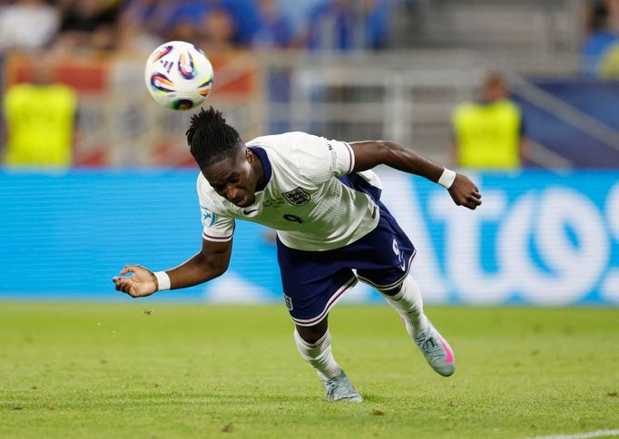 Jonathan Rowe dává gól ve finále ME do 21 let Anglie - Německo