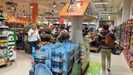 Hypermarket je uvnitř na první pohled úhlednější. Prostory jsou přehledné, zboží je srovnané do regálů a nepadá na zem, podlaha je čistá a neválí se po ní vypadlé výrobky či odpadky z přepravek.