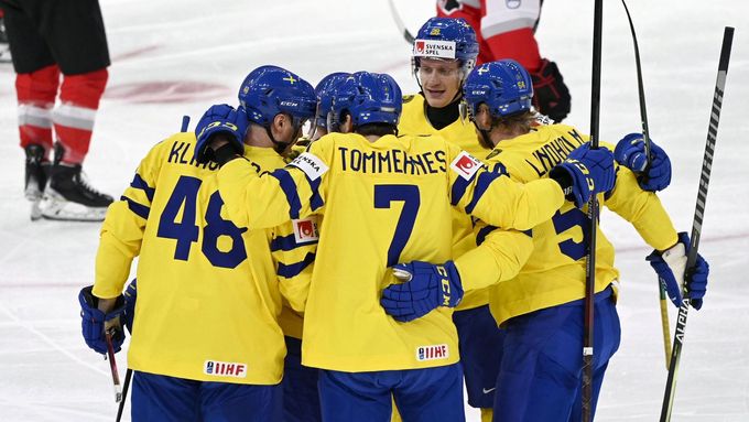 Švédové hráli v prvním zápase proti Rakousku jen se šesti obránci a devíti útočníky.