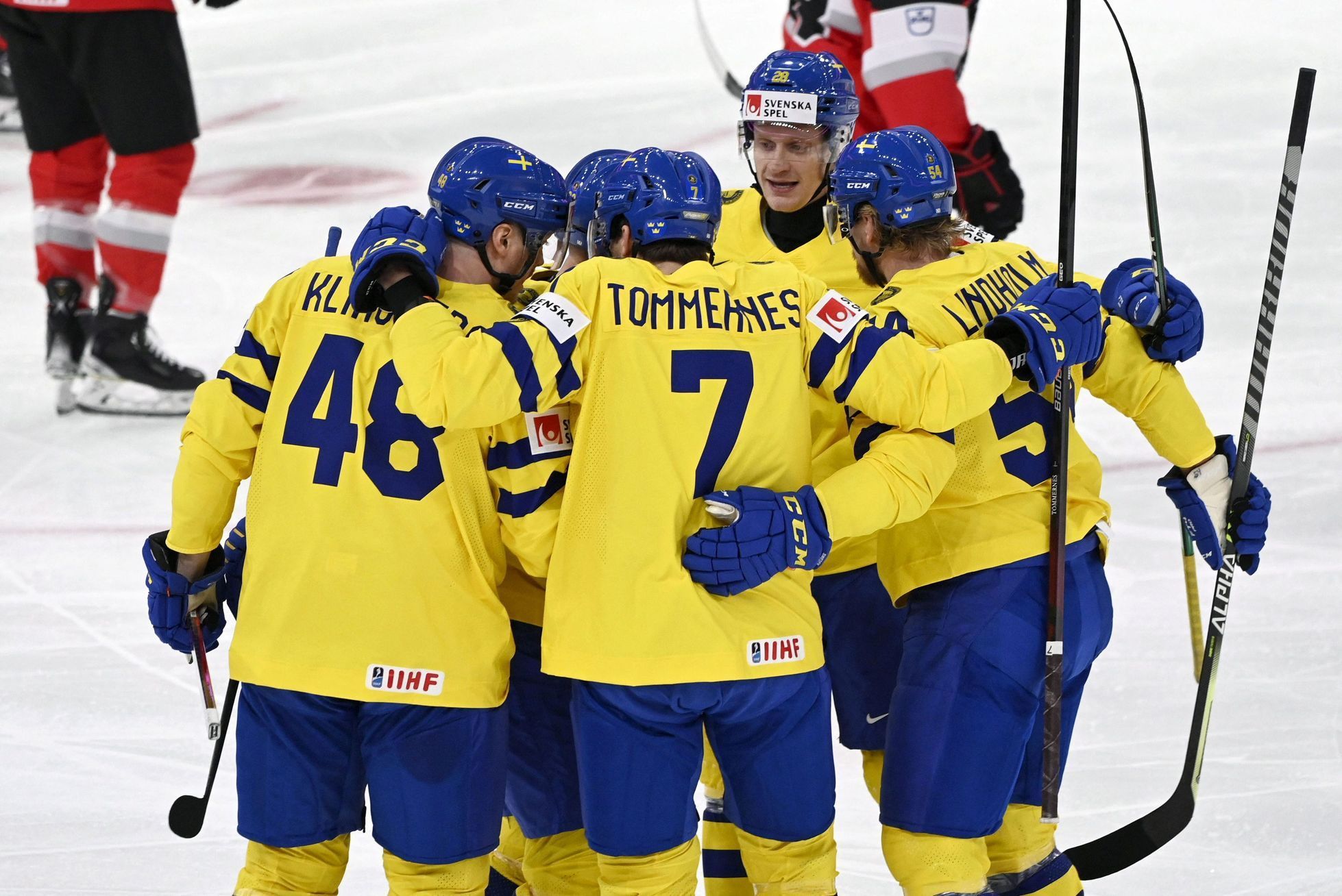 Švédové slaví gól proti Rakousku na MS 2022 v Tampere
