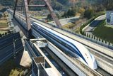 Výhodami použití magnetické levitace u vlaků jsou zejména vyšší rychlost, která díky absenci tření přesahuje 400 kilometrů za hodinu, a větší komfort pro cestující.