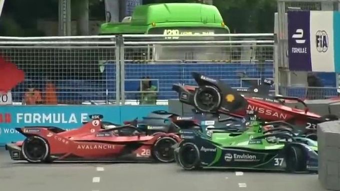 Havárie v předposledním závodě sezony 2021-22 formule E v Soulu.