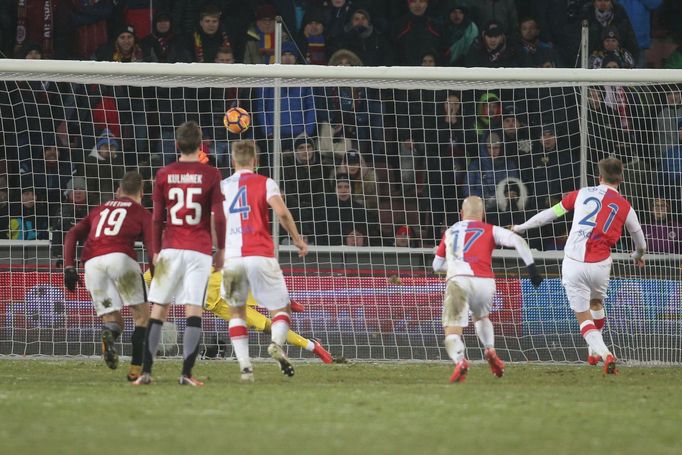 HL, Sparta-Slavia: Milan Škoda dává gól z penalty