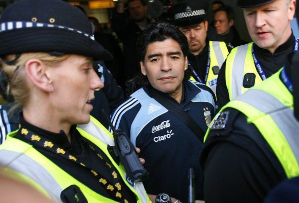 Maradona a policejní doprovod