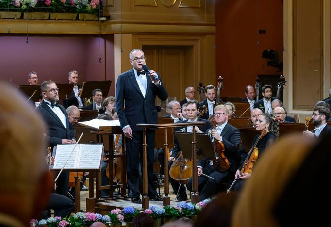 Na středečním zahajovacím koncertu sezony České filharmonie diváky přivítal ředitel orchestru David Mareček.