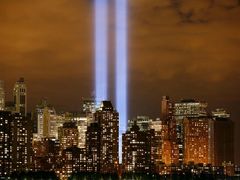 Dva světelné kužely 11. září 2006 ozařovaly oblohu na místě, kde stálo Světové obchodní centrum v New Yorku, které zničily teroristické útoky z 11. září 2001