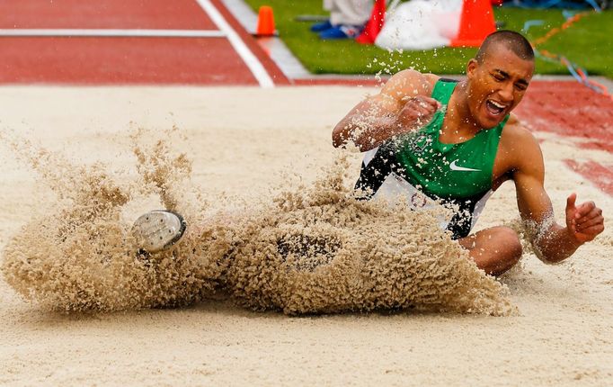 Americký desetibojař Ashton Eaton při závodě v americkém Eugene v roce 2012.