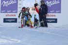Ester Ledecká bude také v této sezoně dělit svojí závodnickou pozornost mezi snowboardi a lyže. Světový pohár ve sjezdovém lyžování žen odstartoval v sobotu obřím slalomem.