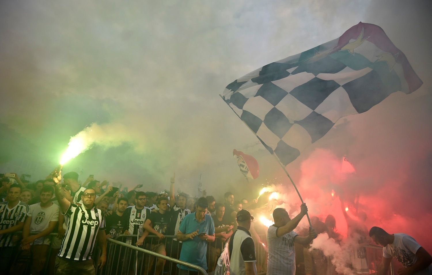 Fanoušci Juventusu sledovali finále Ligy mistrů na náměstí Piazza San Carlo v Turíně