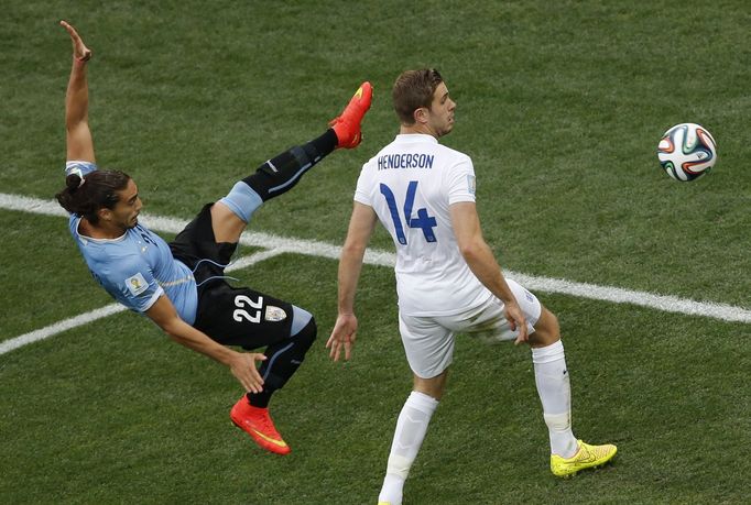 MS 2014, Anglie - Uruguay: Jordan Henderson - Martin Caceres