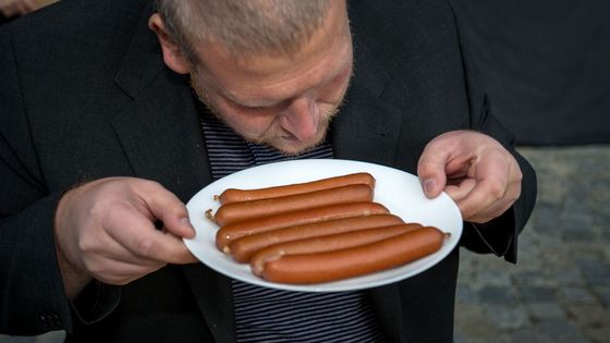 Vrcholem předvolebního mítinku byla podle fotografa Benedikoviče soutěž v pojídání párků. Ve fotogalerii si můžete prohlédnout všechny fotky nominované na Czech Press Photo v kategorii Aktualita.