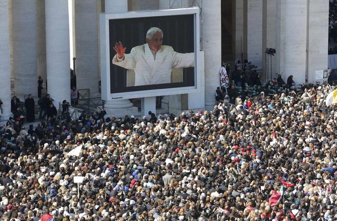 Pope Benedict XVI appears on a giant screen in a packed Saint Peter's Square at the Vatican during his last general audience, February 27, 2013. The weekly event which would normally be held in a vast auditorium in winter, but has been moved outdoors to St. Peter's Square so more people can attend. The pope has two days left before he takes the historic step of becoming the first pontiff in some six centuries to step down instead of ruling for life. REUTERS/Stefano Rellandini (VATICAN - Tags: RELIGION) Published: Úno. 27, 2013, 10:38 dop.