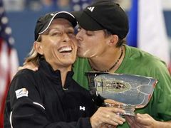 Tenisová legenda Martina Navrátilová (vlevo) se svým deblovým partnerem Američanem Bobem Bryanem po vítězství ve smíšené čtyřhře na US Open.