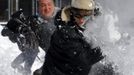 Massachusetts Institute of Technology (MIT) and Harvard University students have a snow ball fight in Cambridge, Massachusetts February 10, 2013 following a winter blizzard which dumped up to 40 inches of snow with hurricane force winds, killing at least nine people and leaving hundreds of thousands without power. REUTERS/Brian Snyder (UNITED STATES - Tags: ENVIRONMENT) Published: Úno. 10, 2013, 7:10 odp.