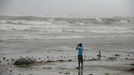 Muž pozoruje vlny na Bagdad beach v Matamoros, Mexiko.