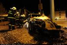 V centru Prahy auto zdemolovalo trafiku, řidič uhořel