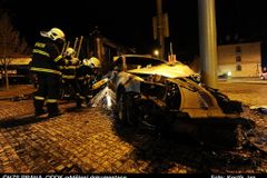 V centru Prahy auto zdemolovalo trafiku, řidič uhořel
