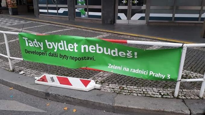 Autoři falešné kampaně strany Zelených se natočili, jak instalovali bannery a plakáty na Praze 3