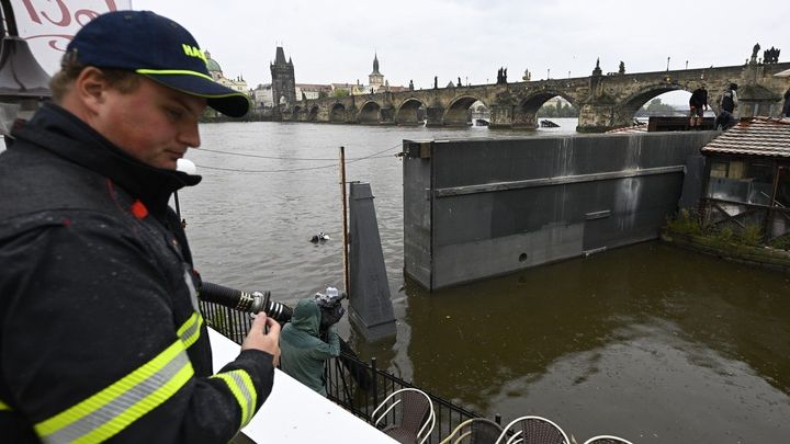 Praha staví zábrany a zavře náplavky, všechna auta z nich musí odjet do 19 hodin