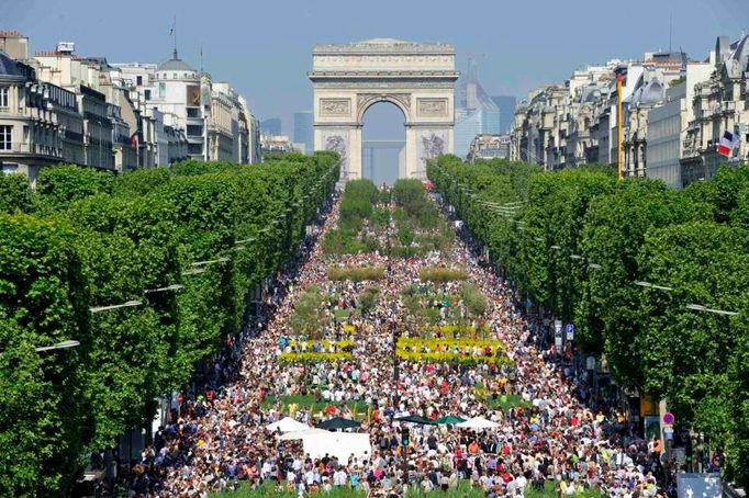 Mladí francouzští farmáři pořádali na Champs Elysées dvoudenní událost nazvanou "Nature Capitale". Ze známého pařížského bulváru se stala obří farma. Lidé mohli obdivovat záplavu rostlin, ovoce, zeleniny a květin, nebo si mohli například pohladit různá domácí zvířata. Zemědělce ve Francii postihla hospodářská krize více než kterékoli jiné odvětví. Farmáři však chtějí dokázat, že se s nelehkou situací umějí vyrovnat.