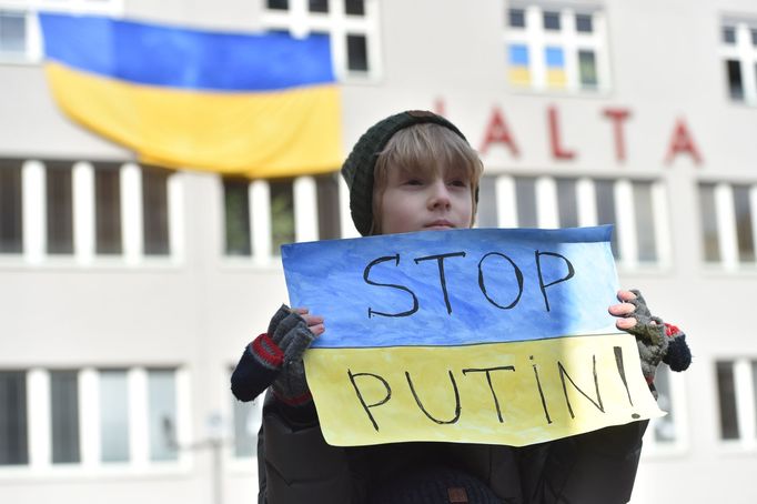 Dominikánské náměstí v Brně zaplnili lidé protestující proti ruské invaze na Ukrajinu. Slogany byly různé.