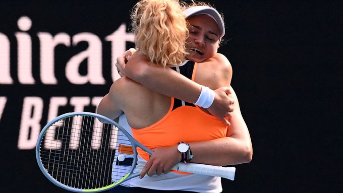 Kateřina Siniaková a Barbora Krejčíková se takhle radovaly loni po vítězném finále Australian Open. Zopakují to i letos?