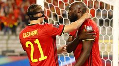 Romelu Lukaku (vpravo) slaví gól v zápase skupiny E kvalifikace MS Belgie - Česko
