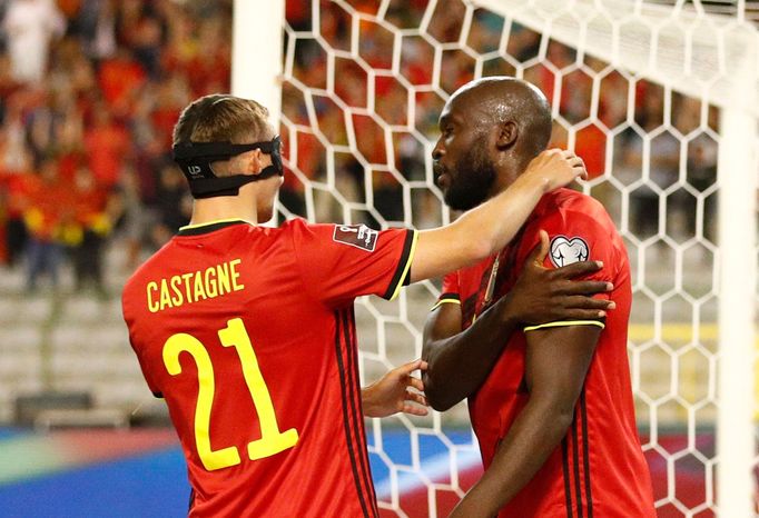 Romelu Lukaku (vpravo) slaví gól v zápase skupiny E kvalifikace MS Belgie - Česko