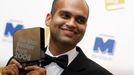 15. 10. - Booker Prize má zase gründerský příběh z Indie - Vítězem letošní prestižní Man Booker Prize se stal Aravind Adiga. Trofej za nejlepší anglicky psaný román a k tomu 50 tisíc liber získal hned za svůj debut The White Tiger.  Bílý tygr je příběhem syna rikši a zprávou o odvrácené straně ekonomického boomu. "Bezejmenný" chudák Balram se z vesnického prodavače čaje bez skrupulí dopracuje až k velkému podnikatelskému úspěchu - a autor to podle poroty podává "působivým, rozhořčeným i temně humorným" způsobem.  Další podrobnosti čtěte ve článku zde