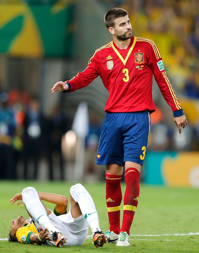 Spain's Gerard Pique (R) walks away after fouling Brazil's Neymar during the Confederations Cup final soccer match at the Estadio Maracana in Rio de Janeiro June 30, 2013