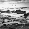 Zásobovací lodě dorazily na pobřeží, pláž Omaha, 6. června 1944.