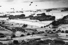 Zásobovací lodě dorazily na pobřeží, pláž Omaha, 6. června 1944.