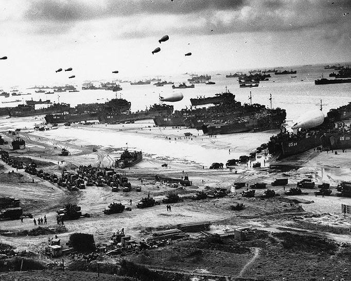 Zásobovací lodě dorazily na pobřeží, pláž Omaha, 6. června 1944.