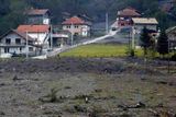 Při záplavách a teď. Nahoře: evakuace 16. května 2014. Dole: pohled na vesnici Topčičovo Pole 8. října 2014.