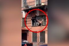 Dramatické video z Petrohradu. Ruský pár při hádce doslova vyletěl z balkonu