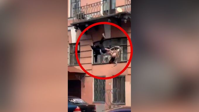 Ruský pár spadl z okna při hádce