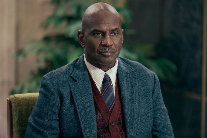 Julius Tennon jako James R. Jordan starší.