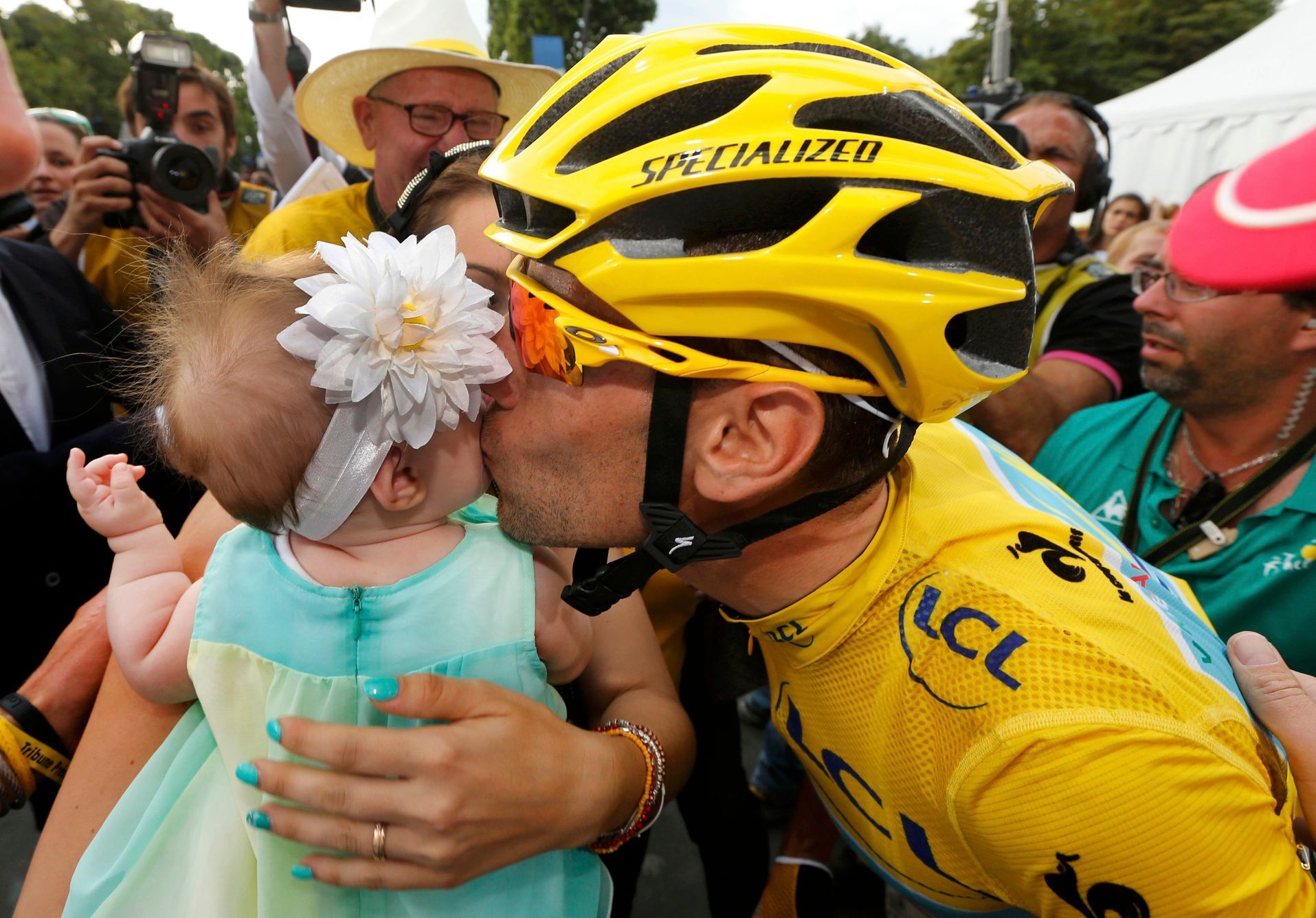 Vincenzo Nibali líbá dcerku po vítězství na Tour de France 2014