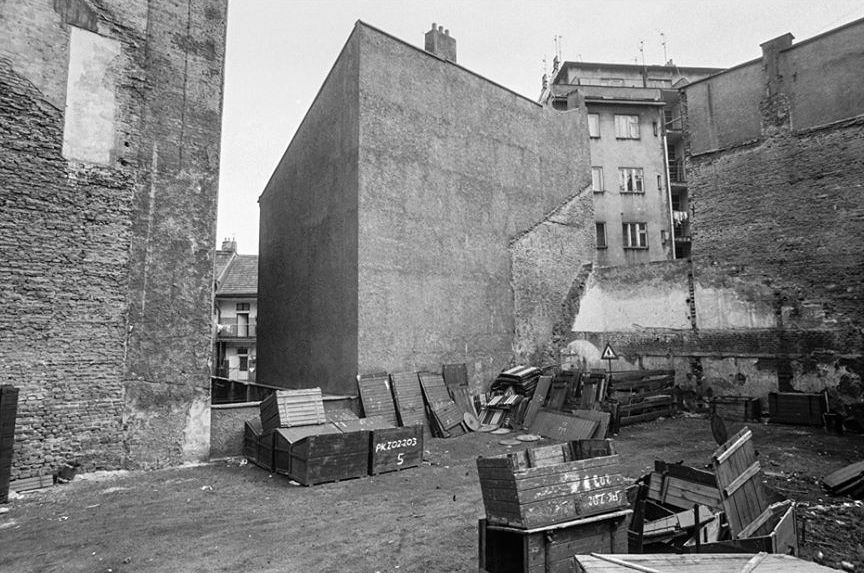 Jednorázové užití / Fotogalerie / Fotograf zachytil, jak komunisté zlikvidovali část pražského Žižkova