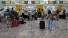 Passengers queue in front of check-in desks during a protest by the cleaning staff at Barcelona's airport May 29, 2012. Cleaning staff working for a company which has a contract with the airport demonstrated against pay and benefits cuts made by their employer. REUTERS/Albert Gea (SPAIN - Tags: CIVIL UNREST BUSINESS TRANSPORT) Published: Kvě. 29, 2012, 5:08 odp.