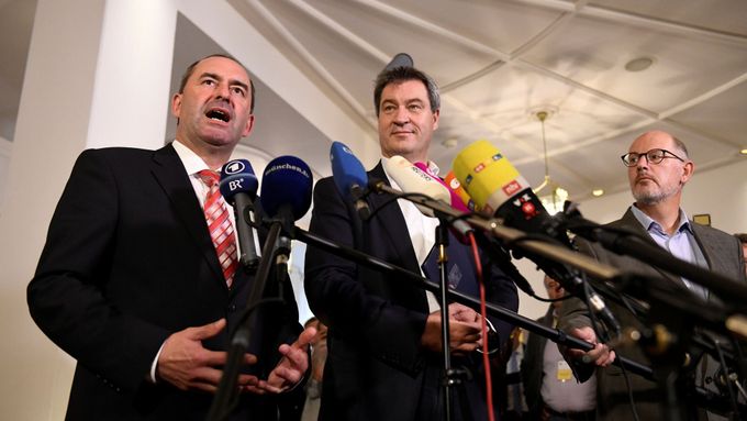 Nová bavorská koalice. Bavorský ministerský předseda Markus Söder (CSU) a lídr Svobodných voličů Hubert Aiwanger (vlevo).