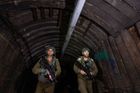 Izraelští vojáci v tunelu vybudovaném Hamásem.